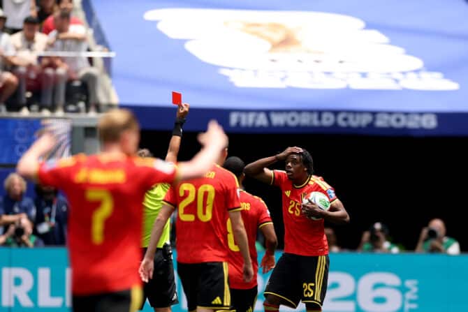 INGLEWOOD, CALIFORNIA - 21. Juni: Nathan Ngoy (#25) aus Belgien erhält von Schiedsrichter Darío Herrera die Rote Karte während des FIFA-Weltmeisterschafts-Gruppenspiels der Gruppe G zwischen Belgien und dem Iran im Los Angeles Stadium am 21. Juni 2026 in Inglewood, Kalifornien. (Foto: Stu Forster/Getty Images)