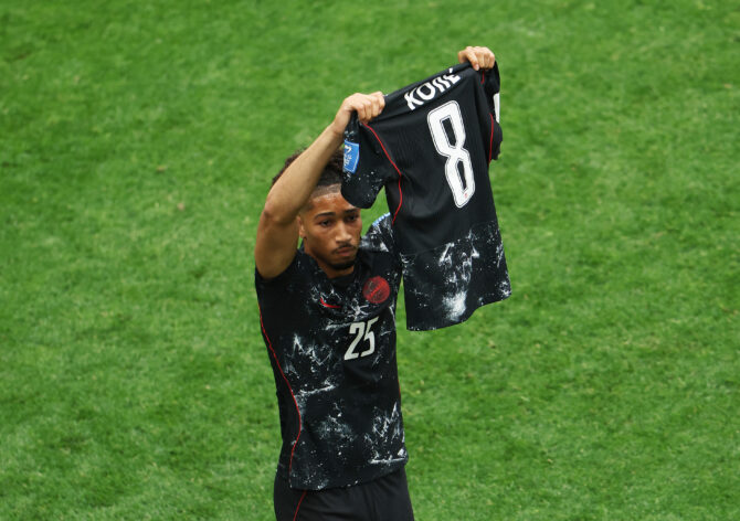 Nathan Saliba hält nach seinem Tor zum 4:0 das Trikot des verletzten Ismaël Koné in die Höhe.