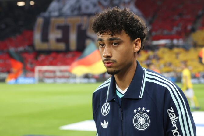 Deutschlands Nathaniel Brown betritt vor dem Testspiel gegen Finnland den Rasen. Die Partie fand am 31. Mai 2026 in der MEWA Arena in Mainz statt. Alex Grimm / Getty Images
