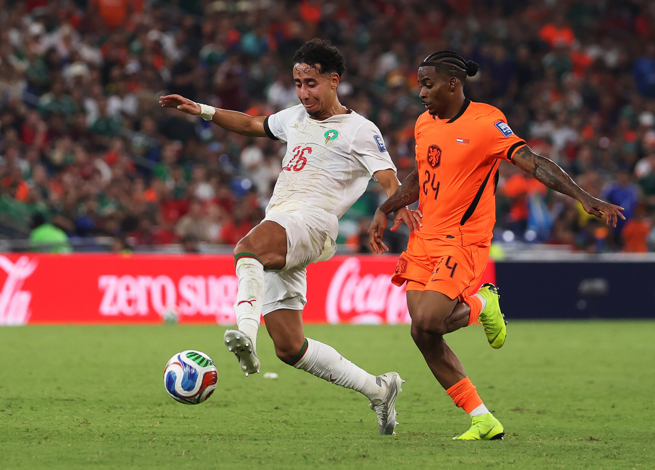 Anass Salah Eddine (#26) aus Marokko und Crysencio Summerville (#24) aus den Niederlanden kämpfen um den Ball während des Achtelfinalspiels der FIFA-Weltmeisterschaft 2026 zwischen den Niederlanden und Marokko im Monterrey-Stadion am 29. Juni 2026 in Guadalupe, Mexiko. (Foto: Carl Recine/Getty Images)