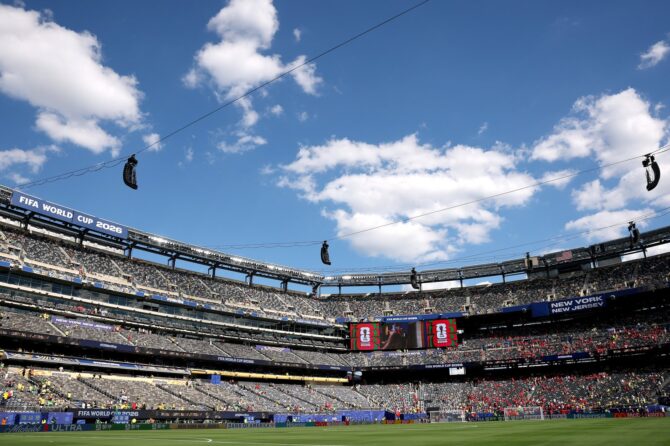 Blick in das mit Fans gefüllte New York New Jersey Stadium unter blauem Himmel vor dem WM-2026-Gruppenspiel der Gruppe C zwischen Brasilien und Marokko in East Rutherford, New Jersey, am 13. Juni 2026. Darrian Traynor / Getty Images