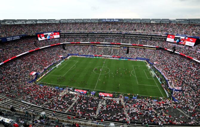 Volle Ränge im New York New Jersey Stadium, während sich die Mannschaften vor dem Gruppenspiel der Gruppe L bei der Fußball-Weltmeisterschaft 2026 zwischen Panama und England aufwärmen. Die Partie fand am 27. Juni 2026 in East Rutherford, New Jersey, statt. Al Bello / Getty Images