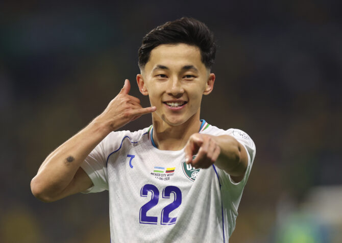 Der usbekische Mittelfeldspieler Abbosbek Fayzullayev im weißen Trikot mit der Nummer 22 jubelt nach seinem Tor gegen Kolumbien bei der WM 2026.