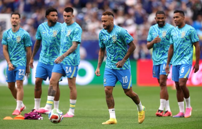 Neymar führt beim Aufwärmen mit der Nummer 10 auf dem Trikot den Ball, während sich seine brasilianischen Mitspieler hinter ihm bereitmachen. Aufgenommen vor dem Sechzehntelfinale der WM 2026 zwischen Brasilien und Japan im Houston Stadium am 29. Juni 2026. (Lars Baron / Getty Images)