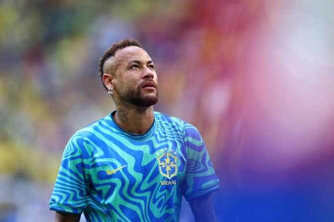 Brasiliens Superstar Neymar wärmt sich vor dem WM-2026-Gruppenspiel der Gruppe C gegen Schottland auf. Die Partie fand am 24. Juni 2026 im Miami Stadium in Miami Gardens, Florida, statt. Megan Briggs / Getty Images