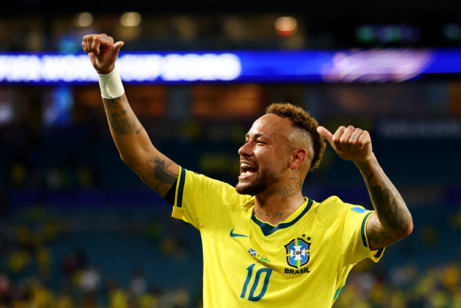 Neymar im gelben Brasilien-Trikot mit erhobenen Armen vor den Rängen des Miami Stadium.
