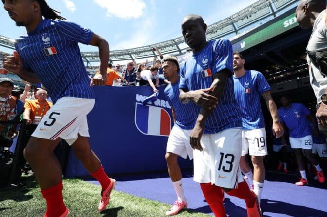Frankreichs Mittelfeldspieler N'Golo Kanté bereitet sich vor dem WM-Gruppenspiel der Gruppe I gegen Senegal auf das Aufwärmen vor. Die Partie fand am 16. Juni 2026 im New York New Jersey Stadium in East Rutherford statt. Al Bello / Getty Images