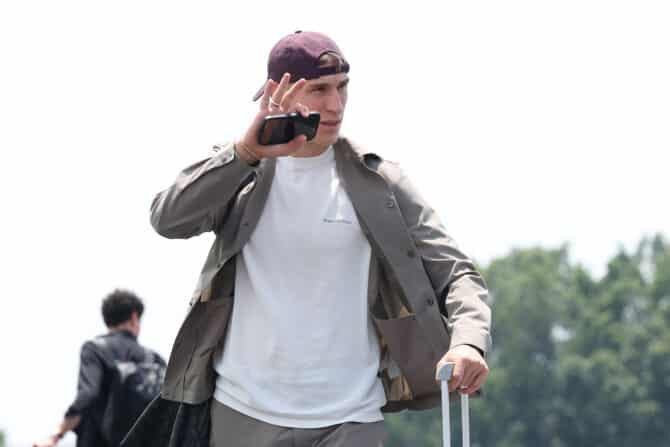 WINSTON-SALEM, NORTH CAROLINA - 8. Juni: Nico Schlotterbeck aus Deutschland trifft mit der Mannschaft am Smith Reynolds Airport ein. Das DFB-Team bezog vor der FIFA-Weltmeisterschaft 2026 sein Basislager in Winston-Salem, North Carolina. Die Aufnahme entstand am 8. Juni 2026 in Winston-Salem, North Carolina. (Foto: Alexander Hassenstein/Getty Images)