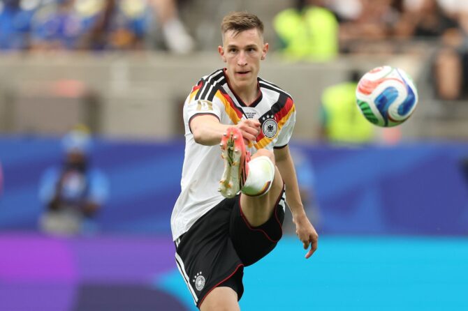 Innenverteidiger Nico Schlotterbeck nimmt den Ball technisch sauber an, als Deutschland am 14. Juni 2026 im Houston Stadium im WM-Gruppenspiel der Gruppe E gegen Curaçao antritt. (Alexander Hassenstein / Getty Images)