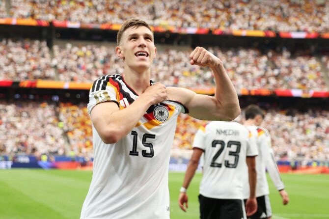 Nico Schlotterbeck ballt die Faust und bejubelt seinen Treffer zum zweiten deutschen Tor im WM-Gruppenspiel der Gruppe E gegen Curaçao. Der Innenverteidiger traf am 14. Juni 2026 im Houston Stadium. Foto: Molly Darlington / Getty Images