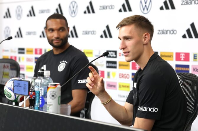 Nico Schlotterbeck der deutschen Nationalmannschaft spricht bei der Pressekonferenz neben seinem Teamkollegen Jonathan Tah am 11. Juni 2026 an der Winston-Salem State University in Winston-Salem, North Carolina. (Alexander Hassenstein / Getty Images)