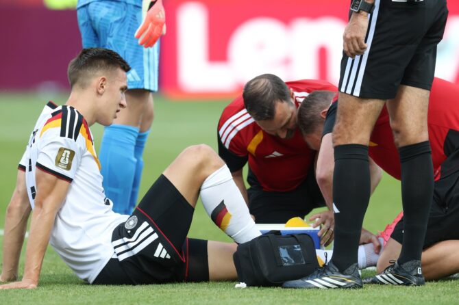 Nico Schlotterbeck wird im WM-2026-Gruppenspiel der Gruppe E zwischen Deutschland und der Elfenbeinküste auf dem Rasen medizinisch behandelt. (Toronto, 20. Juni 2026) Alexander Hassenstein / Getty Images