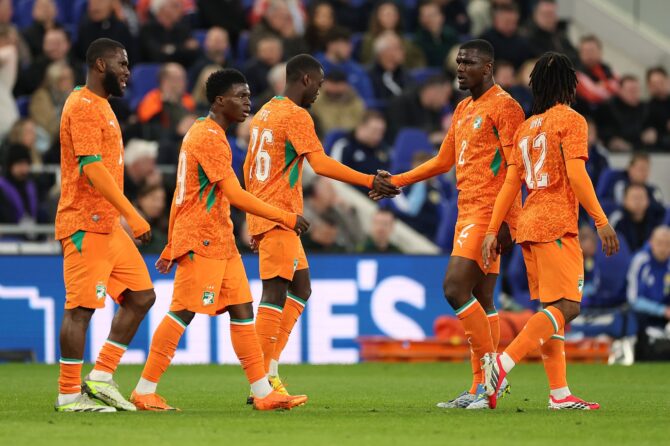 Nicolas Pépé feiert mit seinem Mitspieler Ousmane Diomande den Führungstreffer der Elfenbeinküste während des Länderspiels gegen Schottland im Hill Dickinson Stadium in Liverpool am 31. März 2026. Kate McShane / Getty Images