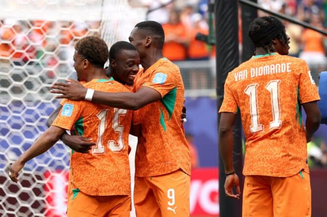 Nicolas Pépé von der Elfenbeinküste feiert mit seinen Teamkollegen seinen Treffer zum 1:0 im WM-Gruppenspiel der Gruppe E gegen Curaçao. Die Partie fand am 25. Juni 2026 im Philadelphia Stadium statt. Darrian Traynor / Getty Images