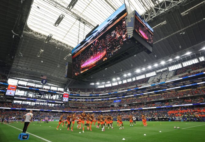 Die niederländische Mannschaft wärmt sich vor dem WM-Gruppenspiel der Gruppe F gegen Japan im Dallas Stadium auf. Die Partie fand am 14. Juni 2026 statt. Foto: Michael Steele / Getty Images