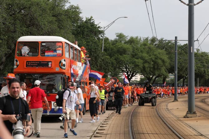Houston, Texas, USA, 20. Juni 2026: Niederländische Fans begleiten einen orangefarbenen Doppeldeckerbus auf dem Weg zum Houston Stadium vor dem WM-Gruppenspiel der Gruppe F gegen Schweden. (Foto: Alex Slitz/Getty Images)