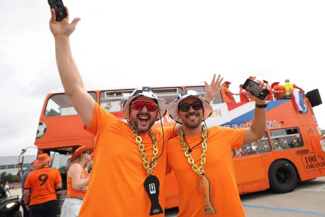 Houston, Texas, USA, 20. Juni 2026: Zwei Fans der Niederlande posieren mit WM-Trophäen-Anhängern vor einem orangefarbenen Doppeldeckerbus vor dem WM-Gruppenspiel der Gruppe F zwischen den Niederlanden und Schweden am Houston Stadium. (Foto: Alex Slitz/Getty Images)