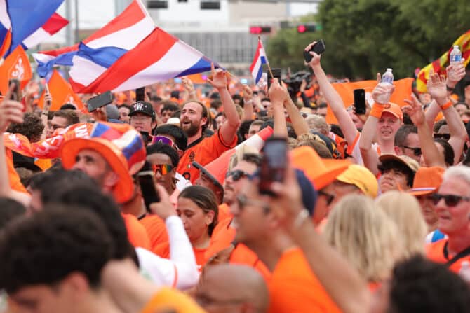 Houston, Texas, USA, 20. Juni 2026: Fans der Niederlande schwenken Fahnen und feiern vor dem WM-Gruppenspiel der Gruppe F zwischen den Niederlanden und Schweden am Houston Stadium. (Foto: Alex Slitz/Getty Images)