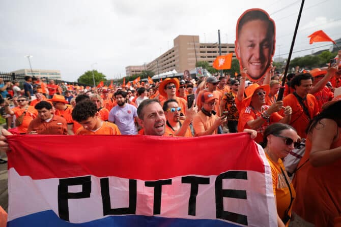 Houston, Texas, USA, 20. Juni 2026: Fans der Niederlande ziehen mit einem großen „Putte“-Banner und einer überdimensionalen Spielerkopf-Figur vor dem WM-Gruppenspiel der Gruppe F gegen Schweden zum Houston Stadium. (Foto: Alex Slitz/Getty Images)