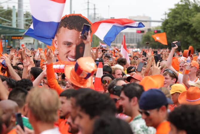 Houston, Texas, USA, 20. Juni 2026: Niederländische Fans feiern mit einer überdimensionalen Spielerkopf-Figur während des Fanmarschs zum Houston Stadium vor dem WM-Gruppenspiel der Gruppe F gegen Schweden. (Foto: Alex Slitz/Getty Images)