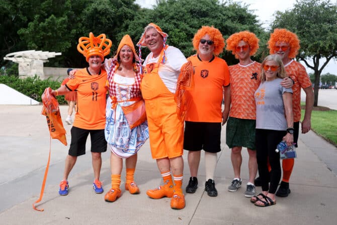 Houston, Texas, USA, 20. Juni 2026: Fans der Niederlande genießen vor dem WM-Gruppenspiel der Gruppe F zwischen den Niederlanden und Schweden die Atmosphäre rund um das Houston Stadium. (Foto: Lars Baron/Getty Images)