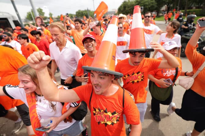 Houston, Texas, USA, 20. Juni 2026: Niederländische Fans feiern während des Fanmarschs zum Houston Stadium vor dem WM-Gruppenspiel der Gruppe F zwischen den Niederlanden und Schweden. (Foto: Alex Slitz/Getty Images)