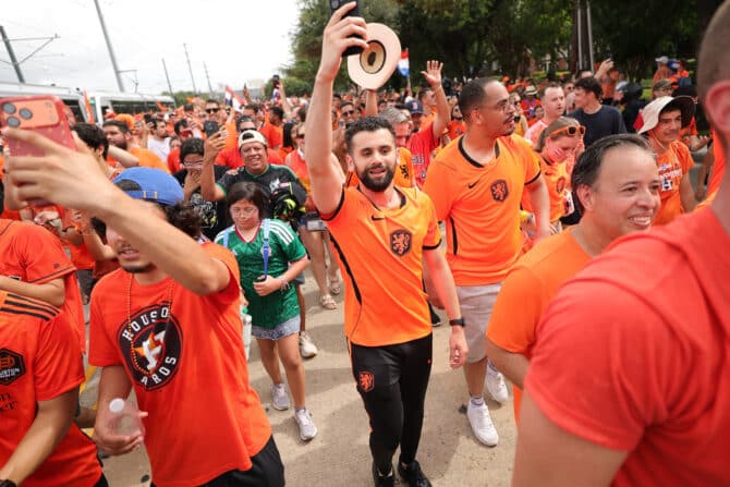 Houston, Texas, USA, 20. Juni 2026: Fans der Niederlande machen sich vor dem WM-Gruppenspiel der Gruppe F zwischen den Niederlanden und Schweden auf den Weg zum Houston Stadium. (Foto: Alex Slitz/Getty Images)