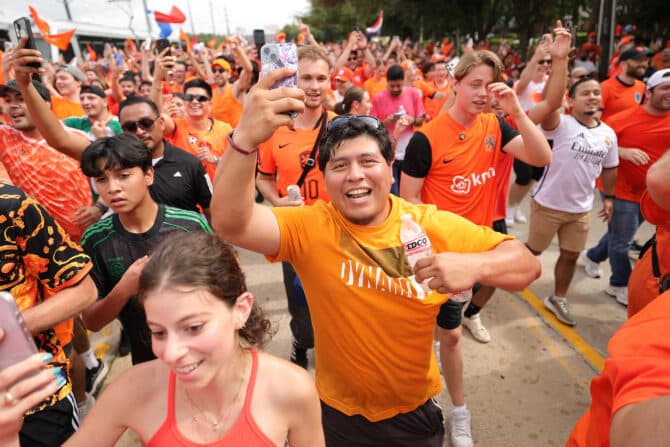 Houston, Texas, USA, 20. Juni 2026: Fans der Niederlande machen sich vor dem WM-Gruppenspiel der Gruppe F zwischen den Niederlanden und Schweden auf den Weg zum Houston Stadium. (Foto: Alex Slitz/Getty Images)