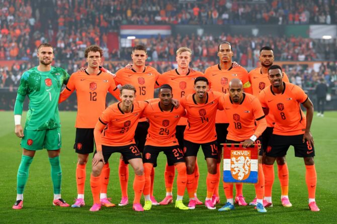 Die Startelf der niederländischen Nationalmannschaft posiert vor dem Länderspiel gegen Algerien am 3. Juni 2026 im Stadion De Kuip in Rotterdam für das obligatorische Mannschaftsfoto. Das Freundschaftsspiel diente der Vorbereitung der Elftal auf die WM 2026. (Dean Mouhtaropoulos / Getty Images)