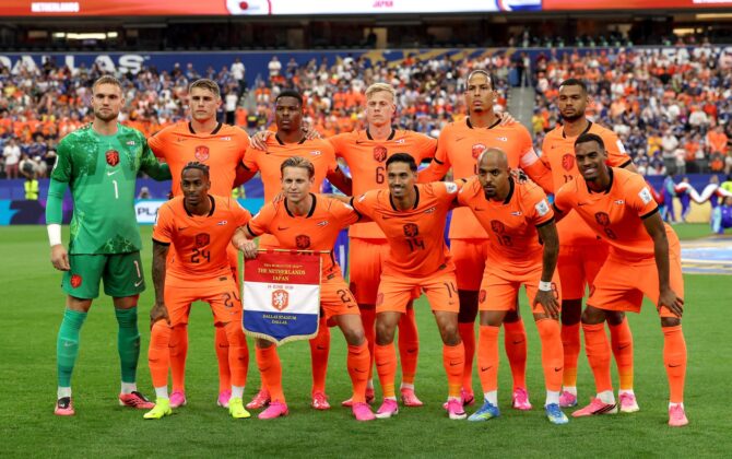 Die Startelf der Niederlande stellt sich vor dem WM-Gruppenspiel der Gruppe F gegen Japan am 14. Juni 2026 im Dallas Stadium zum Mannschaftsfoto auf. Foto: Michael Steele / Getty Images