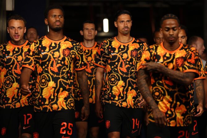 Die Spieler der Niederlande kommen vor dem WM-2026-Gruppenspiel der Gruppe F zwischen den Niederlanden und Schweden am 20. Juni 2026 im Houston Stadium zum Aufwärmen aus dem Spielertunnel. (Molly Darlington / Getty Images)