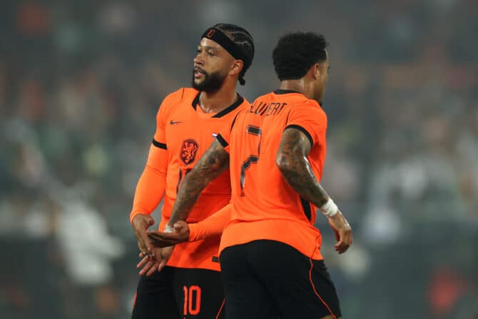 ROTTERDAM, NIEDERLANDE – 3. JUNI: Justin Kluivert und Memphis Depay aus den Niederlanden unterhalten sich während des Länderspiels zwischen den Niederlanden und Algerien im Stadion „De Kuip“ am 3. Juni 2026 in Rotterdam, Niederlande. (Foto: Dean Mouhtaropoulos/Getty Images)