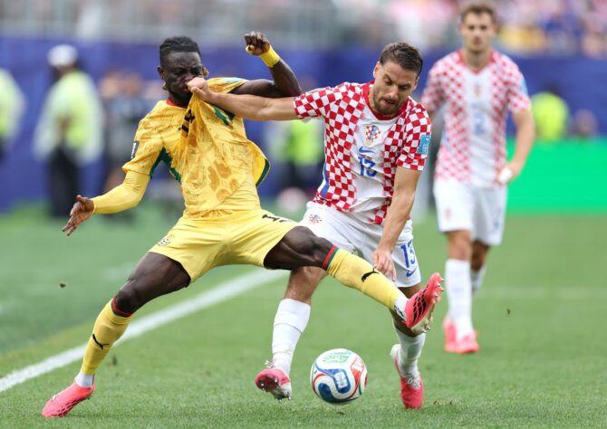Kroatiens Nikola Vlasic und Ghanas Gideon Mensah kämpfen um den Ball im Gruppenspiel der Gruppe L bei der Fußball-Weltmeisterschaft 2026. Die Partie fand am 27. Juni 2026 im Philadelphia Stadium in Philadelphia statt. Dan Mullan / Getty Images