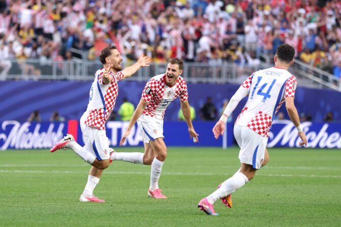 Kroatiens Nikola Vlasic bejubelt sein Tor zum 2:0 im Gruppenspiel der Gruppe L bei der Fußball-Weltmeisterschaft 2026 gegen Ghana, rechts Ivan Perisic. Die Partie fand am 27. Juni 2026 im Philadelphia Stadium in Philadelphia statt. Darrian Traynor / Getty Images