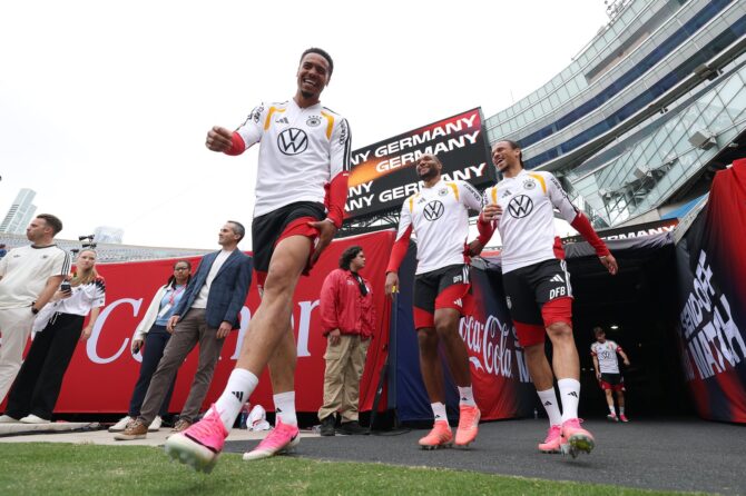 Felix Nmecha trifft gemeinsam mit Jonathan Tah und Leroy Sané zur Trainingseinheit der deutschen Nationalmannschaft ein. Die Einheit fand am 5. Juni 2026 im Soldier Field in Chicago statt, einen Tag vor dem Länderspiel gegen die USA. Alexander Hassenstein / Getty Images