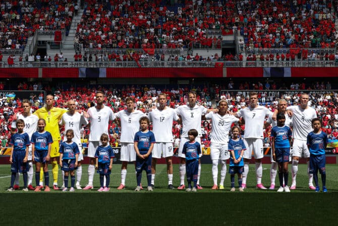 Harrison, New Jersey, USA, 7. Juni 2026: Die Spieler der norwegischen Nationalmannschaft posieren vor der Nationalhymne für das Mannschaftsfoto vor dem Länderspiel gegen Marokko im Sports Illustrated Stadium. (Foto: Vincent Carchietta/Getty Images)