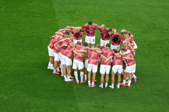 Die Spieler Norwegens bilden vor dem Sechzehntelfinale der WM 2026 gegen die Elfenbeinküste einen Mannschaftskreis. Die Szene entstand am 30. Juni 2026 im Dallas Stadium in Arlington, Texas. Alex Slitz / Getty Images