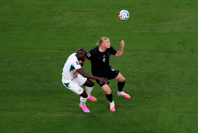 EAST RUTHERFORD, NEW JERSEY - 22. Juni 2026: Erling Haaland (Nr. 9) aus Norwegen wird während des Gruppenspiels der FIFA-Weltmeisterschaft 2026 zwischen Norwegen und Senegal im New York New Jersey Stadium von Kalidou Koulibaly (Nr. 3) aus Senegal attackiert. (Foto: Justin Setterfield/Getty Images)