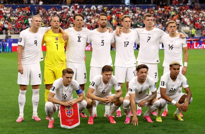 Die Mannschaft Norwegens stellt sich vor dem Sechzehntelfinale der WM 2026 gegen die Elfenbeinküste zum Teamfoto auf. Die Szene entstand am 30. Juni 2026 im Dallas Stadium in Arlington, Texas. Lars Baron / Getty Images