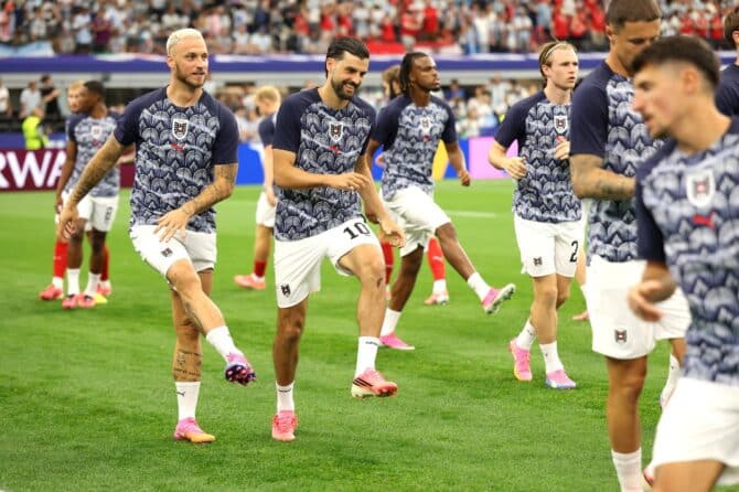 Die Spieler Österreichs wärmen sich vor dem WM-Gruppenspiel der Gruppe J gegen Argentinien am 22. Juni 2026 im Dallas Stadium in Arlington auf. Charlotte Wilson / Getty Images