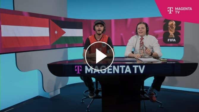 Die MagentaTV-Kommentatoren Paul Grohmann und Nino Sifkovits feiern auf dem WM-Kanal FUSSBALL.TV 3 das österreichische Tor beim WM-2026-Spiel Österreich gegen Jordanien.
