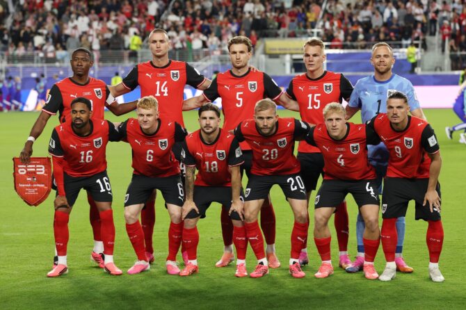 Die österreichische Nationalmannschaft stellt sich vor dem Gruppenspiel J der FIFA Weltmeisterschaft 2026 gegen Jordanien am 16. Juni 2026 im San Francisco Bay Area Stadium in Santa Clara, Kalifornien, zum Mannschaftsfoto auf. Stu Forster / Getty Images