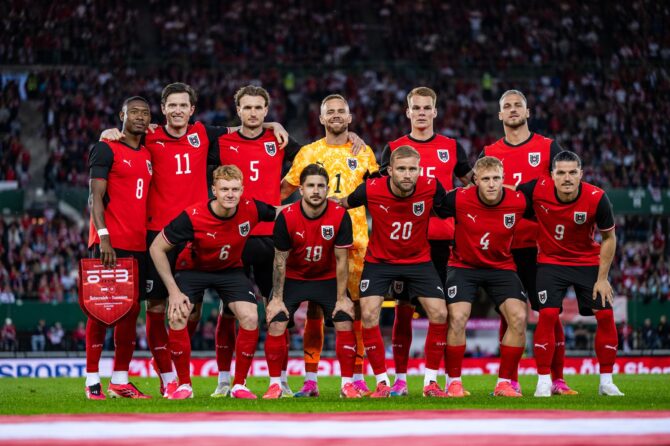 Die Spieler der österreichischen Nationalmannschaft stellen sich vor dem Länderspiel gegen Tunesien im Ernst-Happel-Stadion zum Mannschaftsfoto auf. Das Testspiel fand am 1. Juni 2026 in Wien statt. Christian Bruna / Getty Images