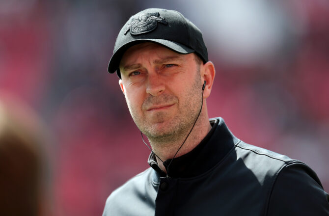 Leipzig, Sachsen, Deutschland, 9. Mai 2026: Ole Werner, Cheftrainer von RB Leipzig, blickt vor dem Bundesliga-Spiel gegen den FC St. Pauli in der Red Bull Arena auf das Spielfeld. (Foto: Maja Hitij/Getty Images)