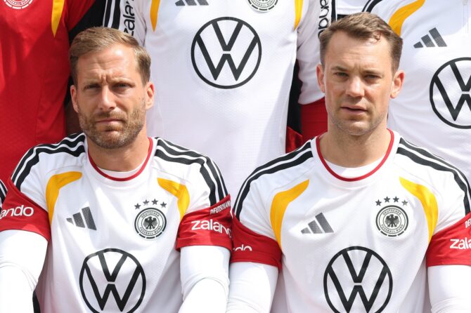 Die deutschen Torhüter Oliver Baumann und Manuel Neuer posieren am 10. Juni 2026 beim offiziellen Mannschaftsfoto im W. Dennie Spry Soccer Stadium von Winston-Salem. Die DFB-Auswahl bereitet sich in North Carolina auf die WM 2026 vor. (Alexander Hassenstein / Getty Images)