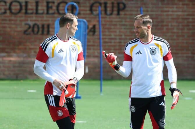 Die deutschen Torhüter Manuel Neuer und Oliver Baumann im Gespräch beim Abschlusstraining der Nationalmannschaft am 13. Juni 2026 im W. Dennie Spry Soccer Stadium von Winston-Salem. Einen Tag später trifft das DFB-Team zum WM-Auftakt der Gruppe E auf Curaçao. (Alexander Hassenstein / Getty Images)
