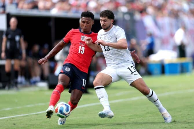 Englands Ollie Watkins (Nr. 19) setzt sich im Test-Laenderspiel gegen Neuseeland gegen Liberato Cacace (Nr. 13) durch. Die Begegnung fand am 6. Juni 2026 im Raymond James Stadium von Tampa statt. Richard Pelham / Getty Images