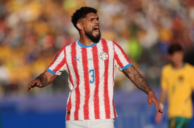 Paraguays Innenverteidiger Omar Alderete reagiert lautstark während des Gruppenspiels der Gruppe D bei der Fußball-Weltmeisterschaft 2026 gegen Australien. Die Partie wurde am 25. Juni 2026 im San Francisco Bay Area Stadium in Santa Clara, Kalifornien, ausgetragen. Stu Forster / Getty Images