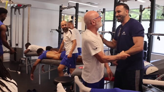 Weltmeister Adil Rami besucht das französische Teamcamp