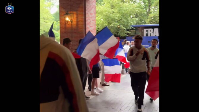 Frankreich feiert Gruppensieg: Stars kehren ins Teamhotel zurück
